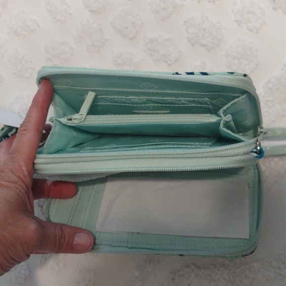 Vera Bradley Iconic RFID All In One Crossbody Mint Flowers NWT - Picture 5 of 6